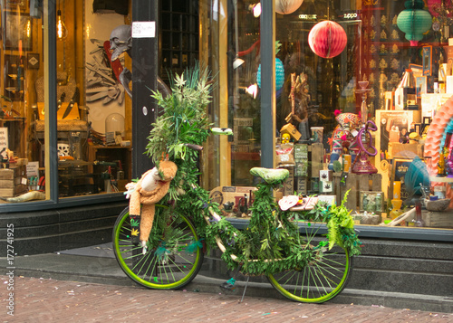 Bicicleta en una tienda de marihuana legal en Amsterdam