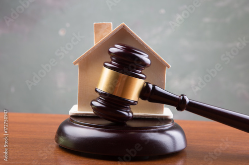 Foto Real estate sale auction concept - gavel and house model on the wooden table