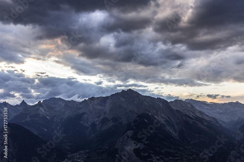Coucher de soleil violet sur des montagnes sombres avec des nuages  © Olivier Tabary