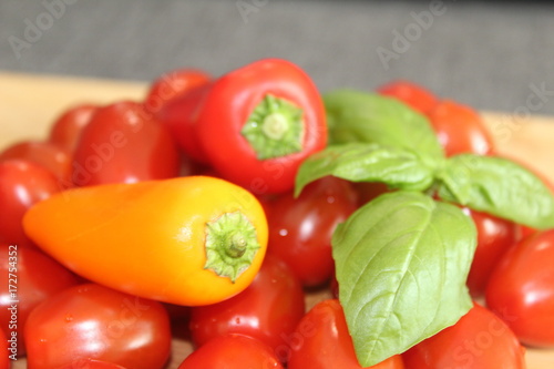 Tomaten, Paprika und Basilikum