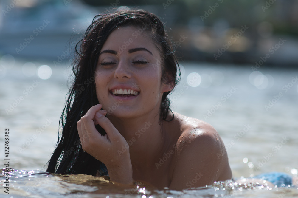 Obraz premium Woman model at the beach in bright sunlight.