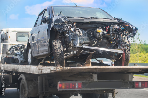Φωτογραφία wrecker transports broken car