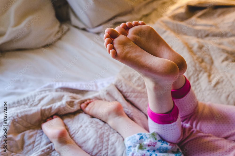 Kids pajamas with feet cheap