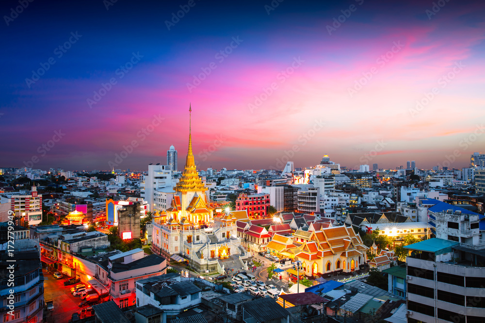 Fototapeta premium Wat Trimitr w Chinatown lub Yaowarat w Bangkoku w Tajlandii