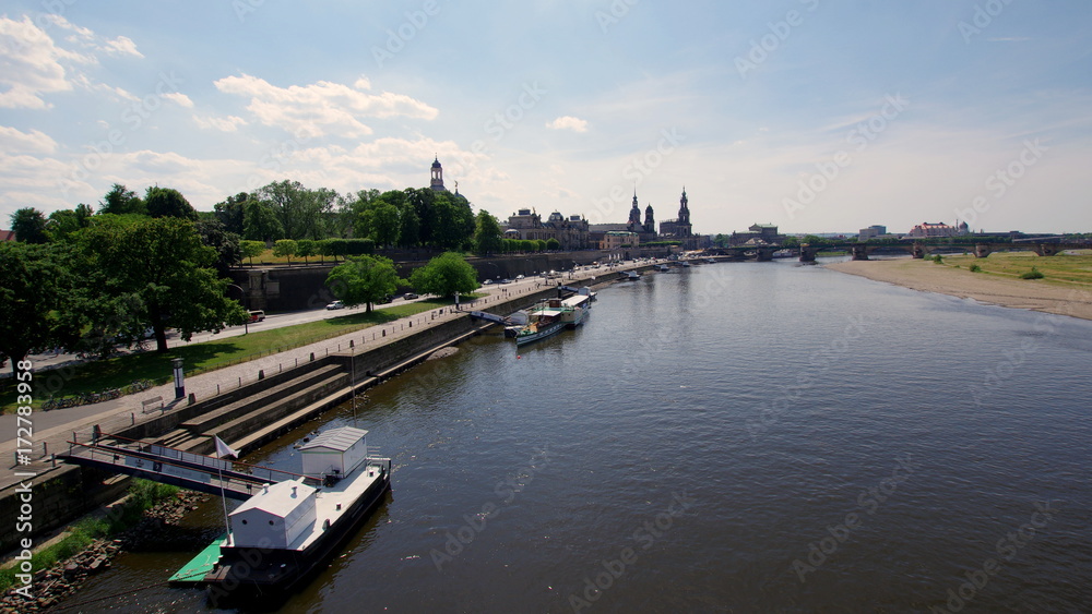 Krajobraz Drezna - widok na rzekę Łabę oraz wybrzeże starówki