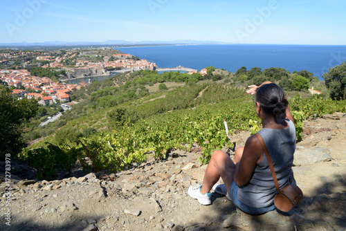 Femme sur les hauteurs de Collioure 