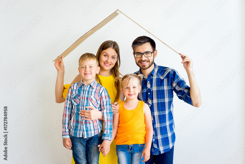 Obraz premium Family moving into new house