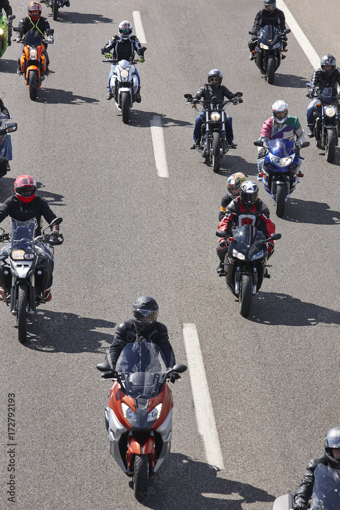 Obraz premium Motocykliści na drodze. Tło transportu