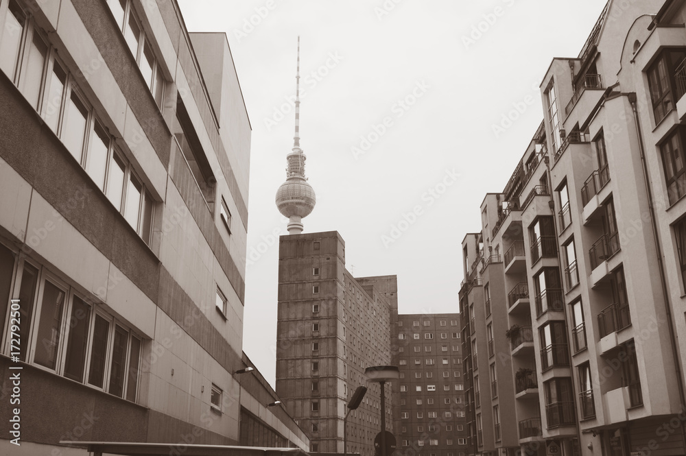 Fototapeta premium Berliner Straßenschlucht mit Fernsehturm