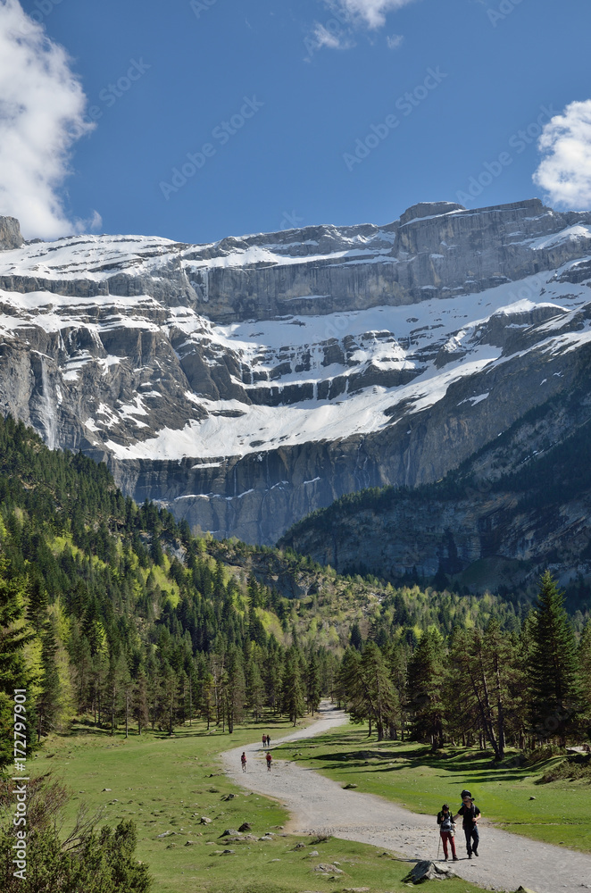 Φωτογραφία Hikers in the trail to the cirque of Gavarnie