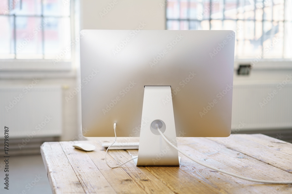 computer auf einem holztisch computer auf einem holztisch