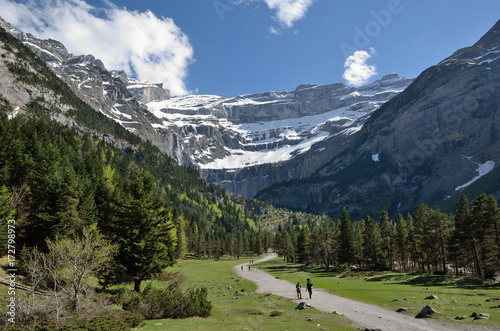фотографія Hikers in the trail to the cirque of Gavarnie