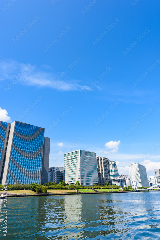 Naklejka premium 隅田川沿いの風景