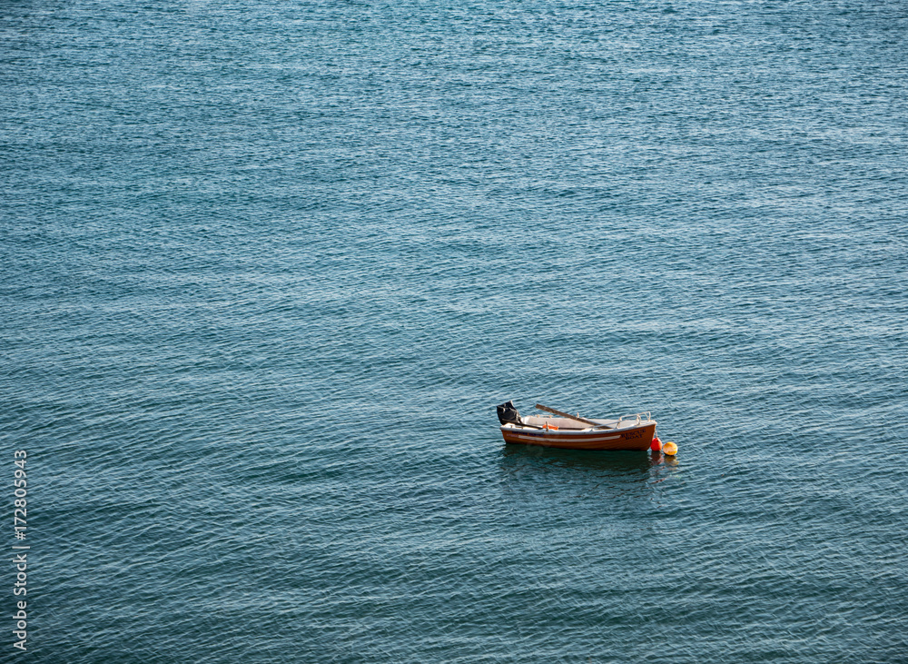 Naklejka premium Leeres Boot bei ruhiger See