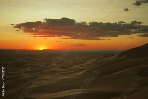 Coucher de soleil sur les dunes du desert de Gobi Mongolie