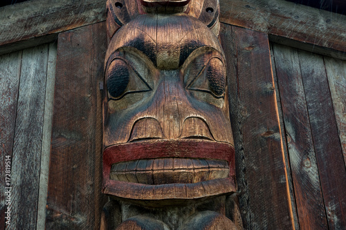Totem beim 'Ksan Historical Village nahe Hazelton, British Columbia, Kanada