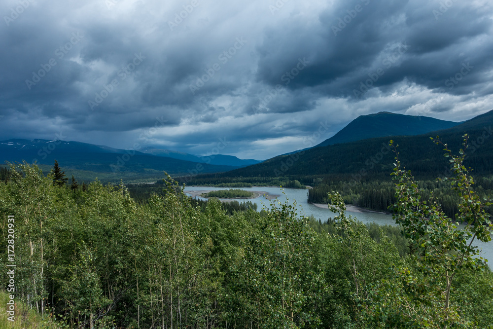 Flusslandschaft am Cassiar Highway, British Columbia
