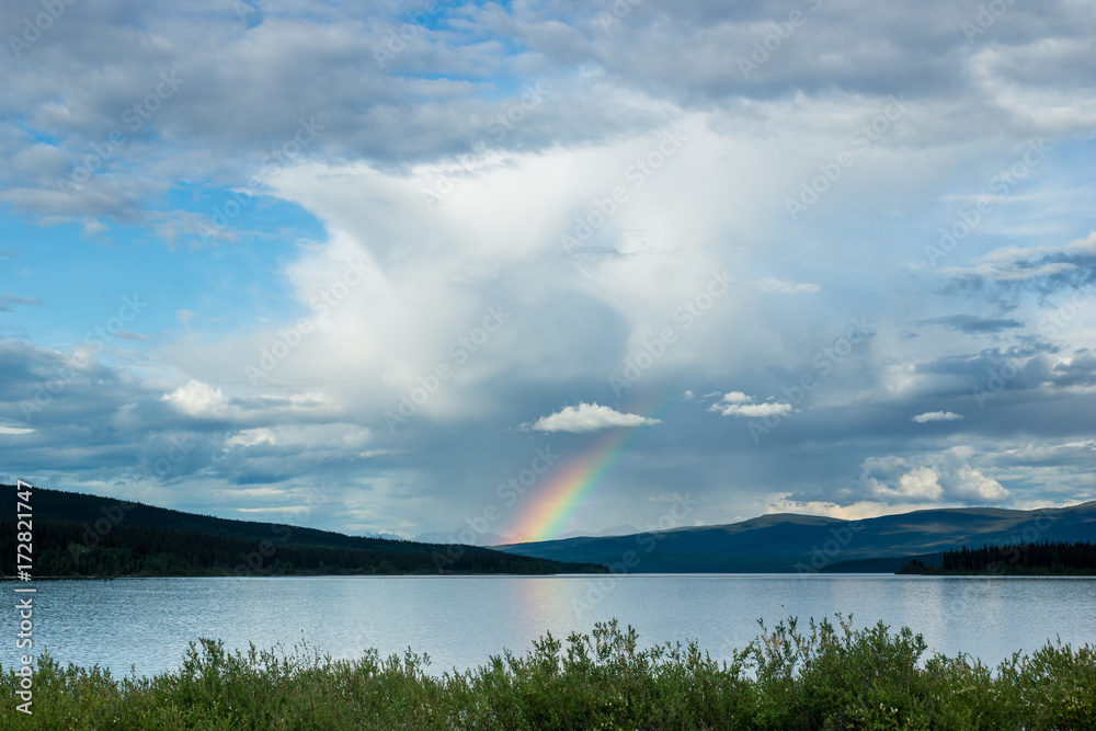 Regenbogen über Teslin Lake am Alaska Highway, Yukon, Kanada