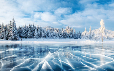 Fototapete Jahreszeiten Gefrorener See in den Karpaten  © standret