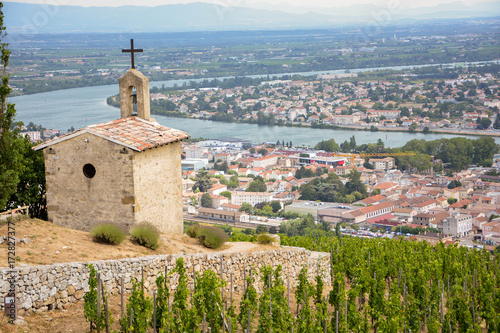 Chapelle coteaux de vigne le long du rhone avec vue sur Tournon sur Rhône et Tain l'Hermitage
