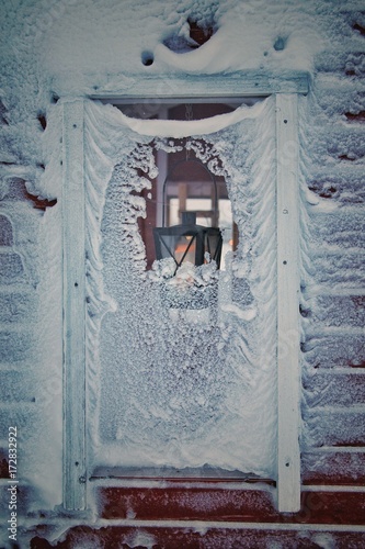 Фонарь в зимнем окне