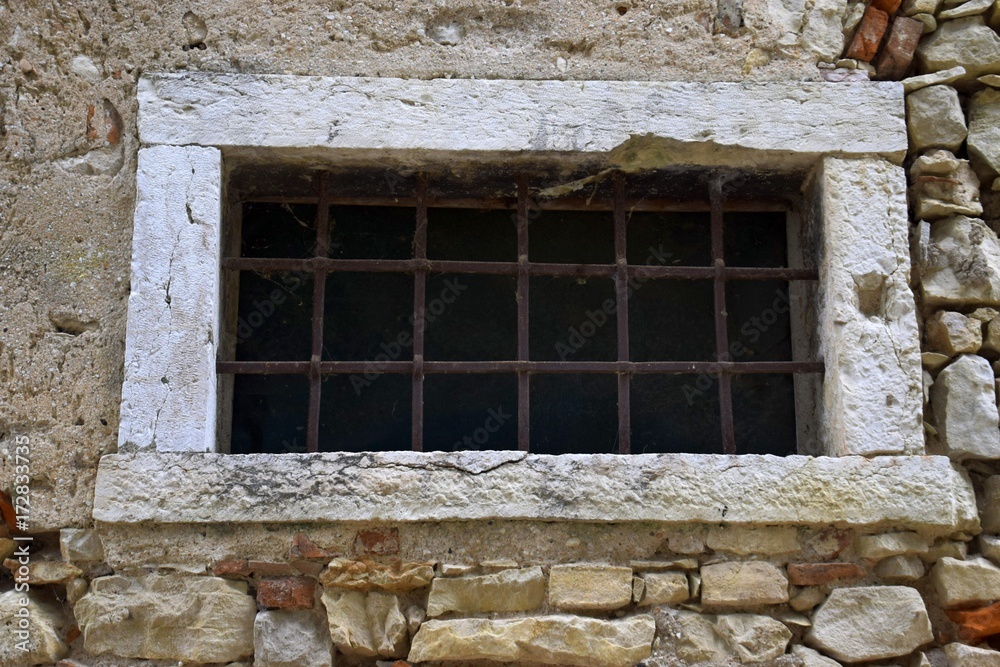 altes verrostetes Gitter vor einem Fenster in Italien
