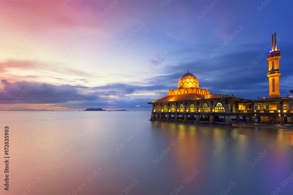 Obraz premium AL HUSSAIN MOSQUE Kuala Perlis is a Floating Mosque