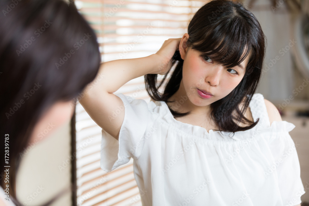 鏡を見る女性