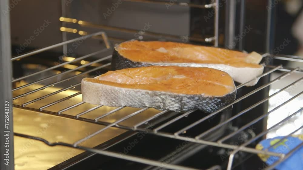 Vidéo Stock Cooking grilled fish steak broiled in the oven. Chef puts