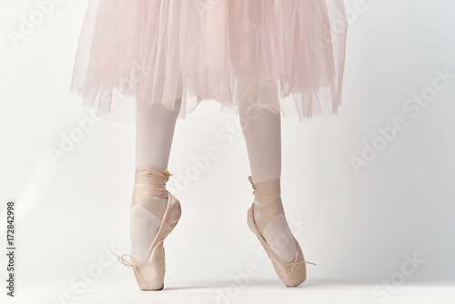 legs in pointe shoes