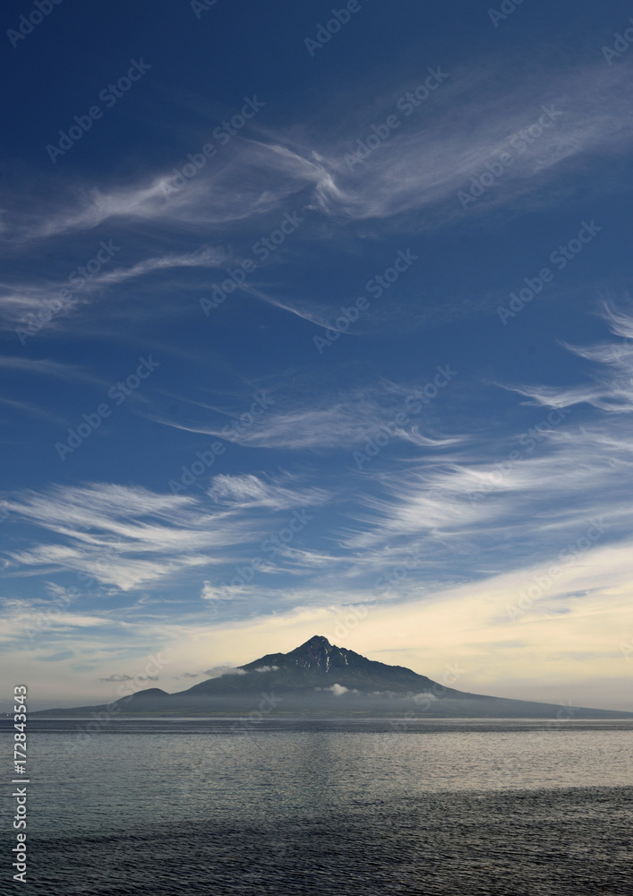 晴天の礼文島　利尻富士を望む