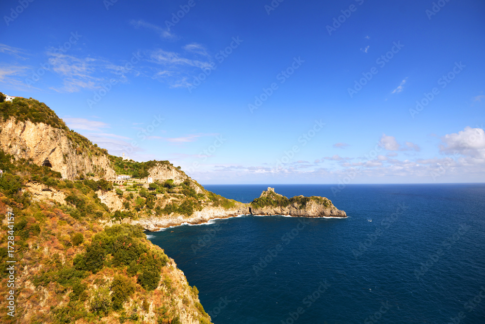 Naklejka premium Rocks and sea