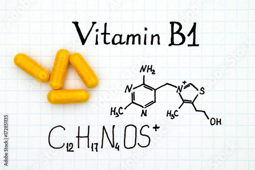 Tableau sur toile Chemical formula of Vitamin B1 and yellow pills.