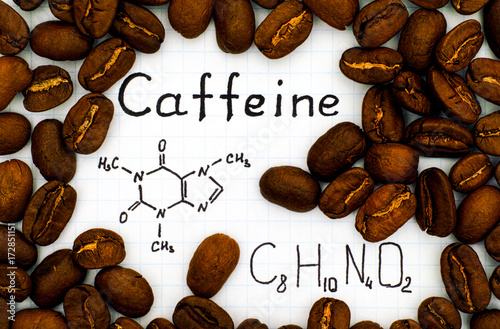 Foto Chemical formula of Caffeine with coffee beans