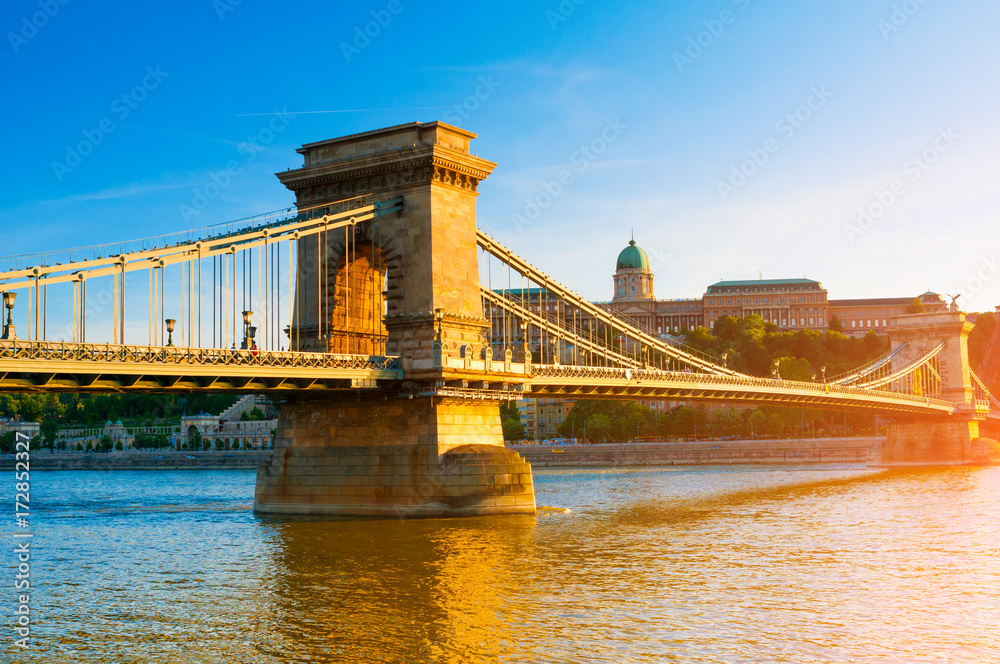 Obraz premium Chain Bridge and Buda Castle Royal Palace at sunset in Budapest, Hungary