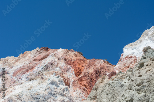 Rocce colorate sulla spiaggia di Firiplaka, isola di Milos GR	