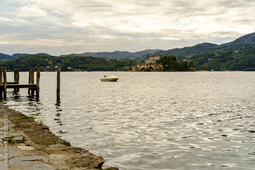 Ausblick vom Seeufer auf  Isola san Giulio    Italien