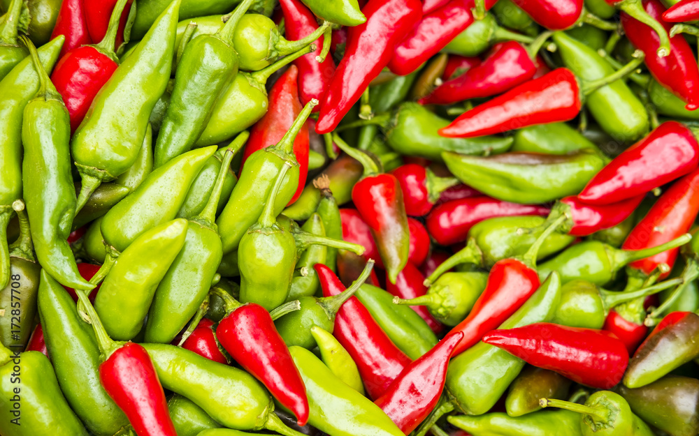 rote und grüne Paprika auf einem Markt