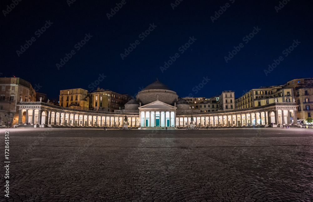 Fototapeta premium Neapol (Kampania, Włochy) - Historyczne centrum największego miasta południowych Włoch. W szczególności: plac Piazza del Plebiscito nocą