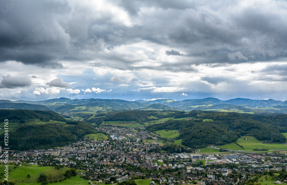 Fototapeta premium Aussicht vom Berg in das Tal - Grusskarte Landschaft