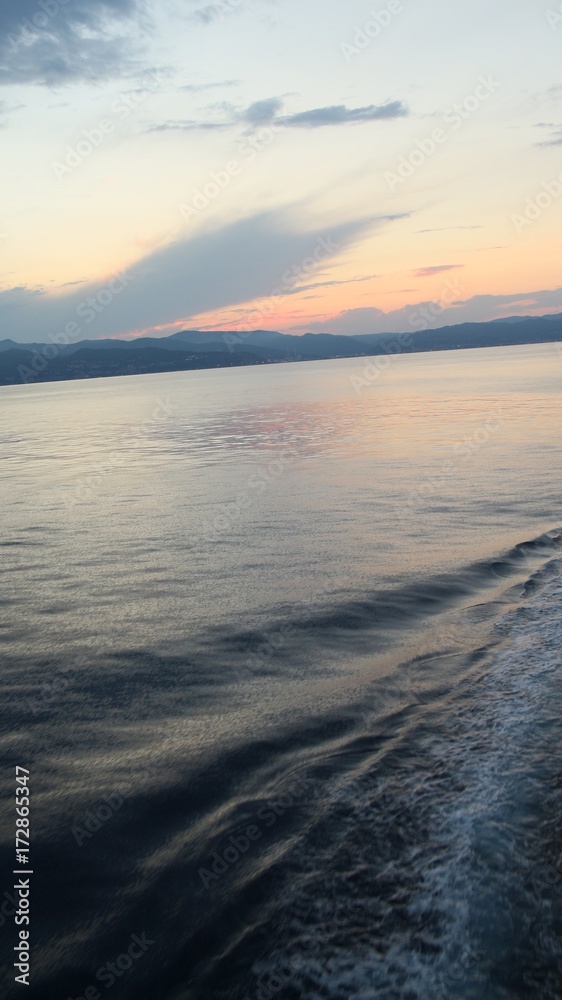 Sonnenuntergang am Meer zur Sommerzeit