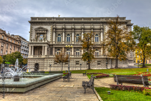 Obraz na płótnie Fountain in a park full of flowers, in front of the City Assembly, HDR Image. w salonie