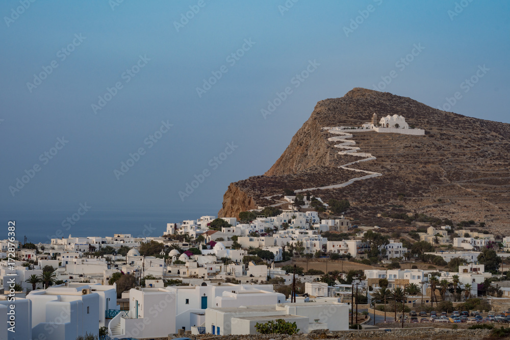Vista panoramica del villaggio di Chora al crepuscolo isola di Folegandros GR	