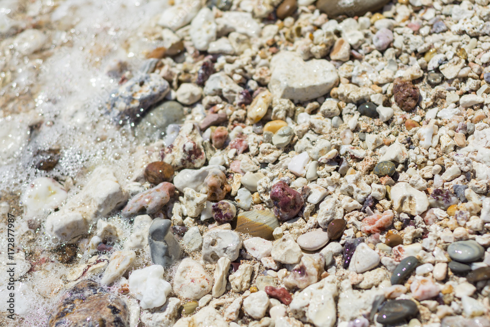 Sassolini colorati sulla spiaggia di Kastanas a Milos, arcipelago delle isole Cicladi GR Sassolini colorati sulla spiaggia di Kastanas a Milos, arcipelago delle isole Cicladi GR