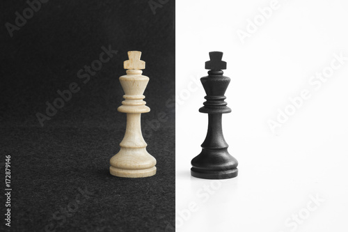 Quadro su tela Pair of king chess peaces confronted as opposites in black and white background