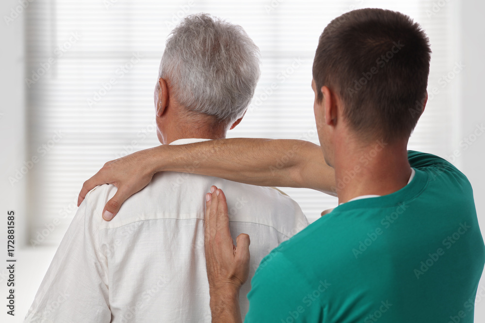 Obraz premium Starszy mężczyzna mający chiropraktykę. Osteopatia, medycyna alternatywna, koncepcja fizjoterapii.