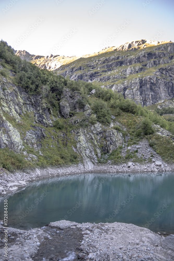Красивое горное озеро, дикая природа Северного Кавказа, Домбай