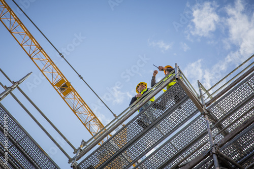 Bauarbeiter auf Baustelle mit Baugerüst