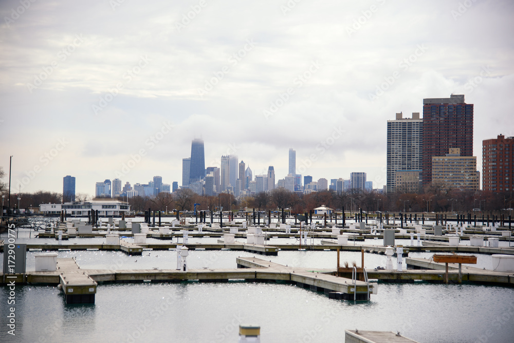 Obraz premium Chicago view in the fall from empty privet parking for boats