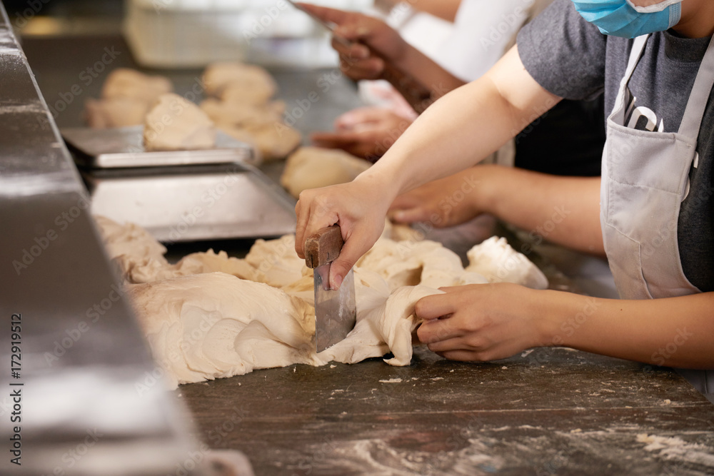 Cutting dough